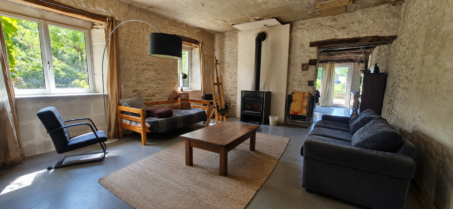 Maison en pierre de caractère à rénover . Un véritable coup de coeur pour les amoureux de l’authenticité !
