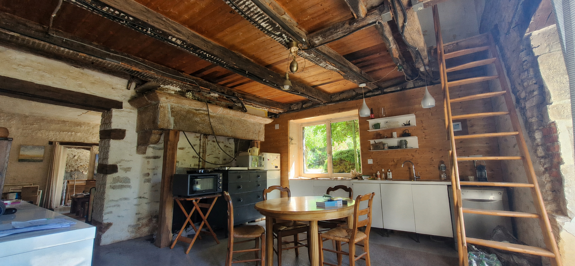 Maison en pierre de caractère à rénover . Un véritable coup de coeur pour les amoureux de l’authenticité !