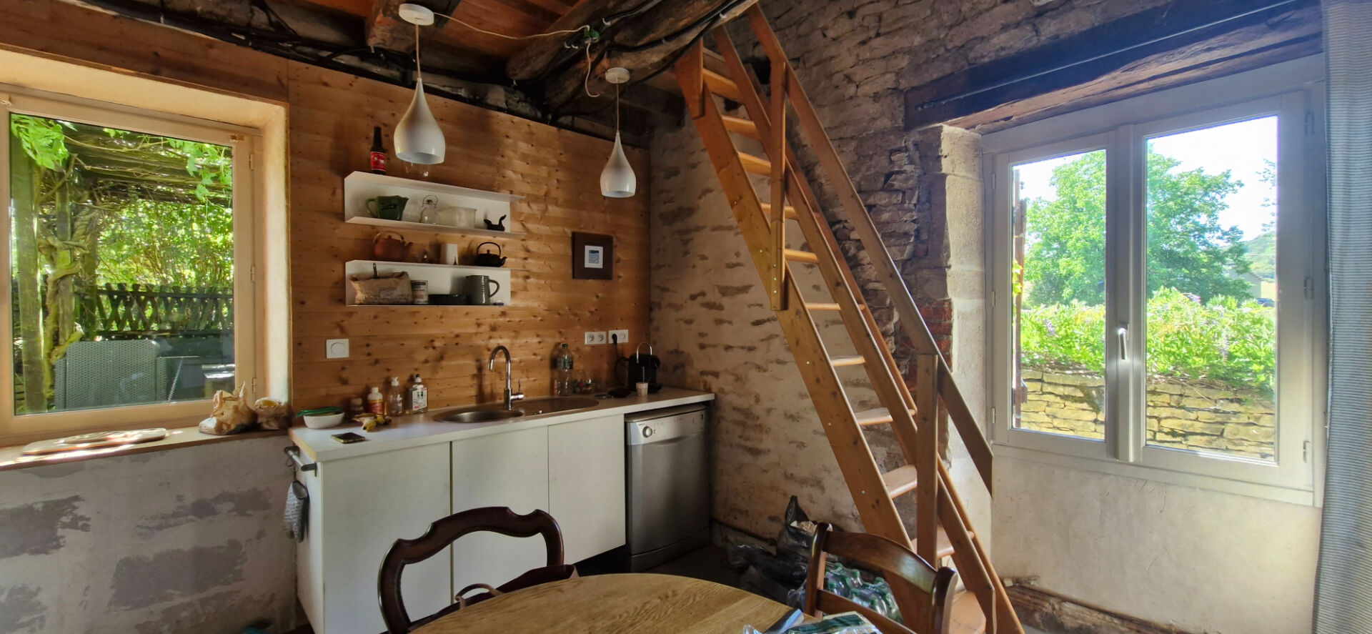 Maison en pierre de caractère à rénover . Un véritable coup de coeur pour les amoureux de l’authenticité !