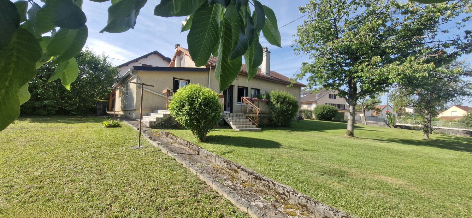 MAISON FAMILIALE 128 m² – 4 CHAMBRES – TERRAIN ARBORÉ DE 1 445 m² – MAMIROLLE (25620)